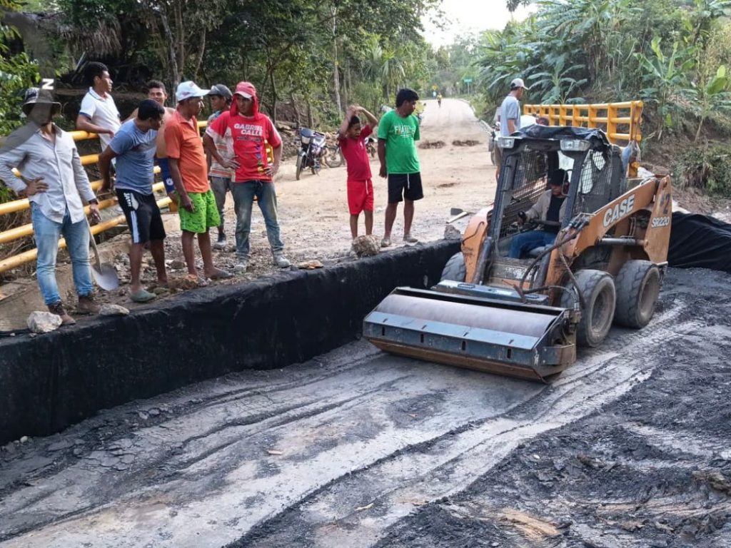 *AVANZAN TRABAJOS DE AJUSTES EN TRAMO DE PLACA HUELLA DE `EL COCUELO` ZONA RURAL DE MONTERÌA TRAS LLUVIAS RECIENTES*