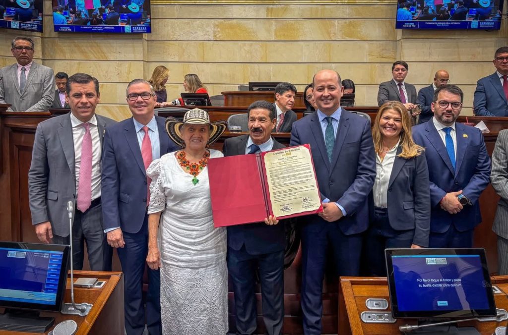 *EL CONGRESO DE COLOMBIA RINDE HOMENAJE A MIGUEL «HAPPY» LORA AL CELEBRARSE 40 AÑOS DE SU TÍTULO MUNDIAL*