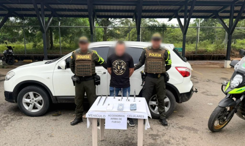 *ACCESORIOS PARA AMETRALLADORA FUERON HALLADOS EN UN VEHÍCULO EN LA VÍA QUE CONDUCE DE MONTERÍA A PLANETA RICA EN CÓRDOBA*