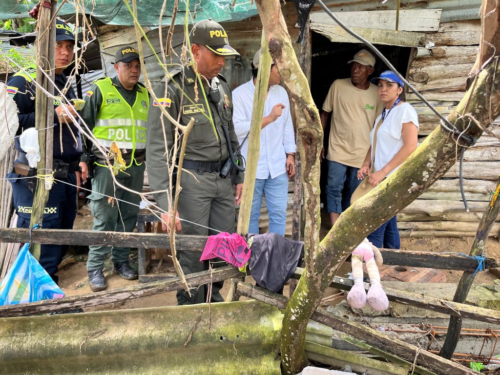 *POLICÍA METROPOLITANA DE MONTERÍA ACOMPAÑA A COMUNIDAD DE EL CERRO ANTE RIESGO DE DESLIZAMIENTOS*
