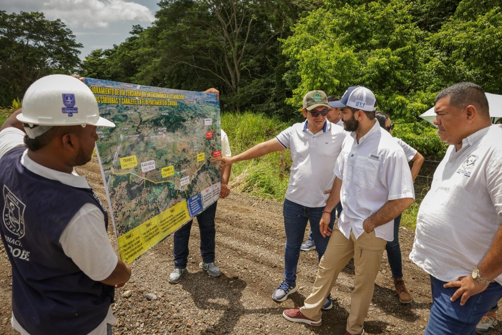 *AVANZA EN UN 40 % LA OBRA DE PAVIMENTACIÓN DE LA VÍA CANALETE-LOS CÓRDOBAS, EN EL CORREGIMIENTO JALISCO*