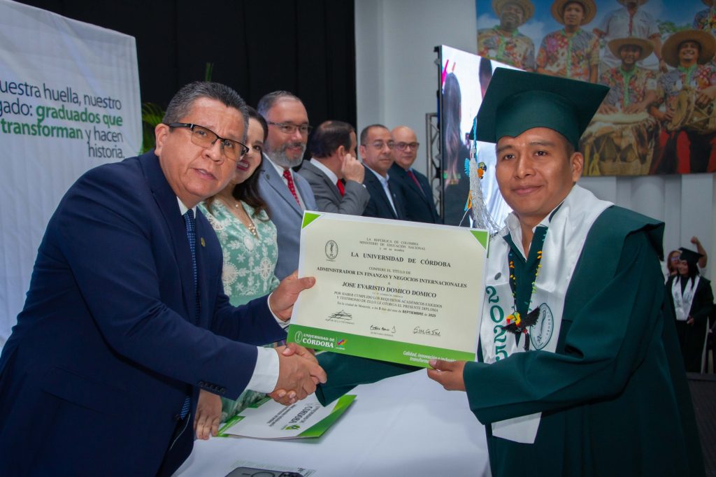 *UNICÓRDOBA REAFIRMA SU COMPROMISO CON LA INCLUSIÓN: JOSÉ EVARISTO, UN EMBERA KATÍO QUE ALCANZÓ SU TÍTULO PROFESIONAL*