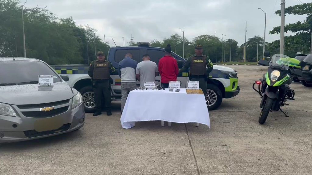 *EN CÓRDOBA LA POLICÍA DE TRÁNSITO Y TRANSPORTE DESCUBRE CALETA CON ARMAS DE FUEGO EN VEHÍCULO; TRES CAPTURADOS Y UN MENOR APREHENDIDO*