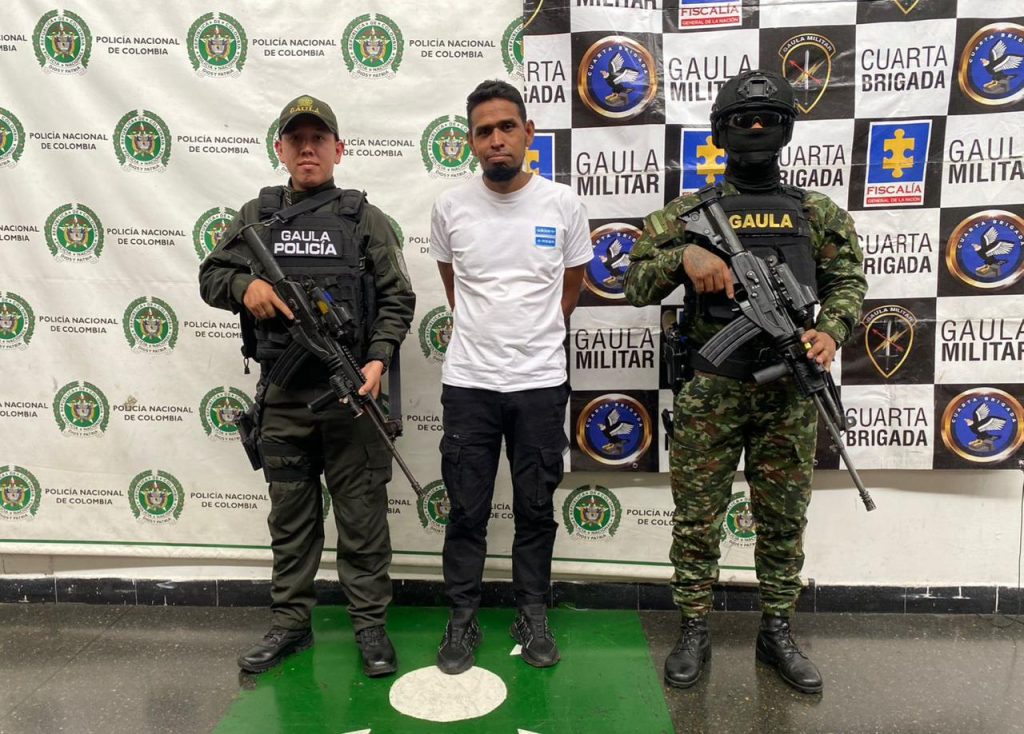 *EJÉRCITO Y POLICÍA CAPTURARON A ALIAS EL FLACO, INCLUIDO EN EL CARTEL DE LOS MÁS BUSCADOS POR EXTORSIÓN Y SECUESTRO EN ANTIOQUIA*