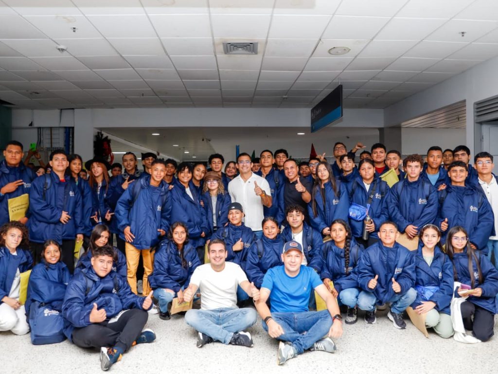 *ESTUDIAR SÍ PAGA Y TRANSFORMA VIDAS: ALCALDE DE MONTERÍA DESPIDIÓ A LOS ESTUDIANTES DE COLEGIOS OFICIALES QUE VIAJARON A ESPAÑA*