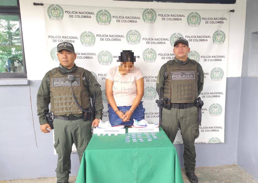 A esta mujer se la pescaron cuando pretendía ingresar droga camuflada a un centro de detención.