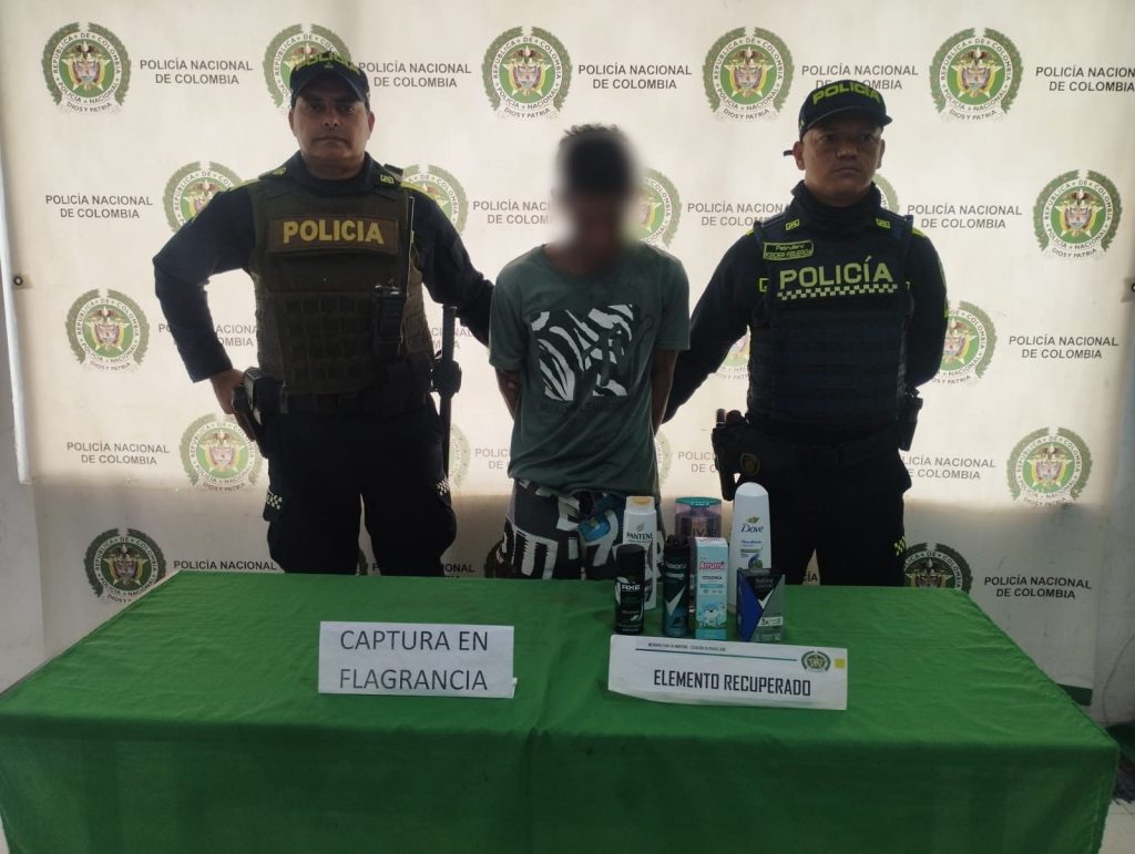 Se lo pescaron robando en un almacén de cadena en un barrio de Montería.