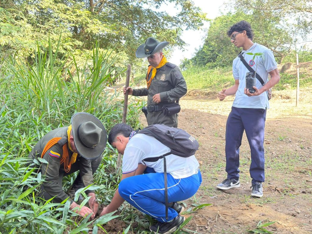 Policía Nacional, comunidad e institución educativa se unen por la protección del medio ambiente.