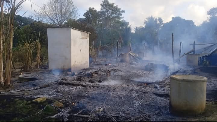 Colapso de una línea eléctrica provoca incendio y deja a una familia sin hogar en la costa de Córdoba.