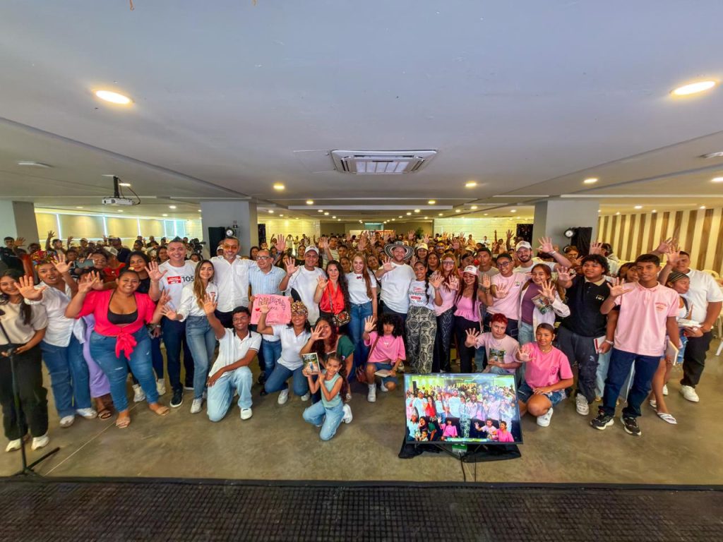Martha Ruíz Solera celebra premio internacional de su libro junto a mil jóvenes en Córdoba.