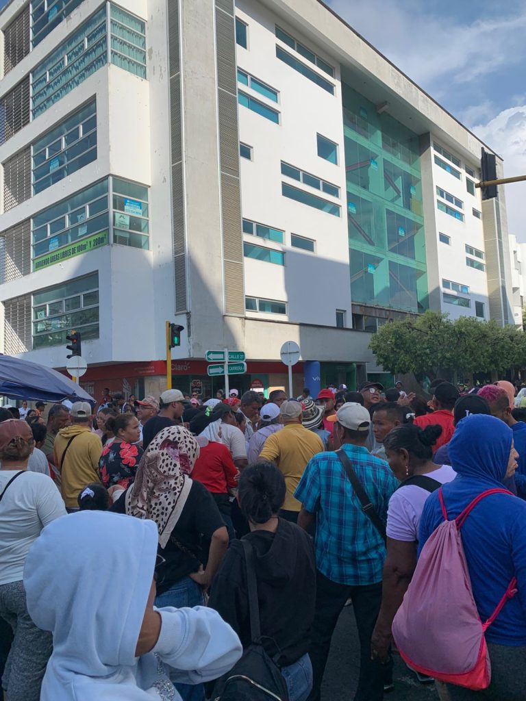Los desalojados de Berlín y sus alrededores se plantonearon en la sede de la alcaldía en pleno parque principal de la ciudad de montería.