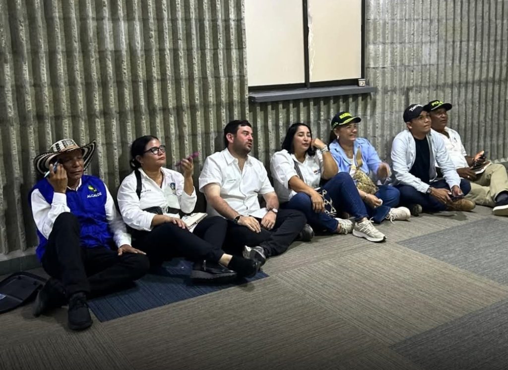 Presidente Petro defiende protocolo del Consejo de Ministros tras polémica por alcaldes de Córdoba.