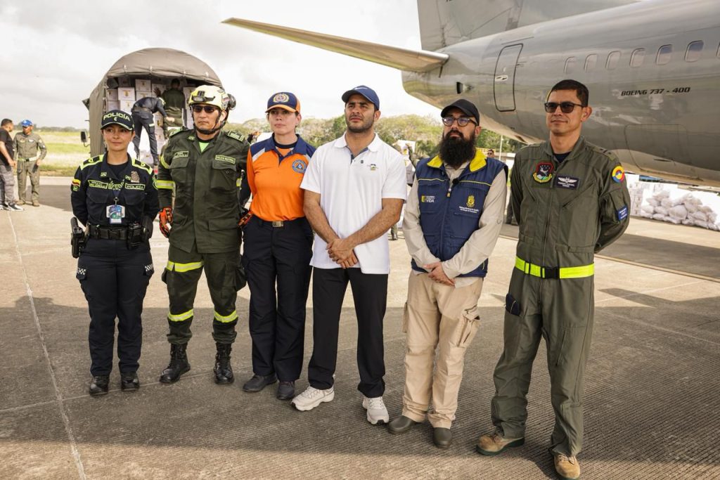 Llegó Carlos Carrillo (UNGRD) y el primer avión de ayudas humanitarias para seguir llegando a cada uno de los municipios afectados, lo recibió el gobernador Erasmo Zuleta.