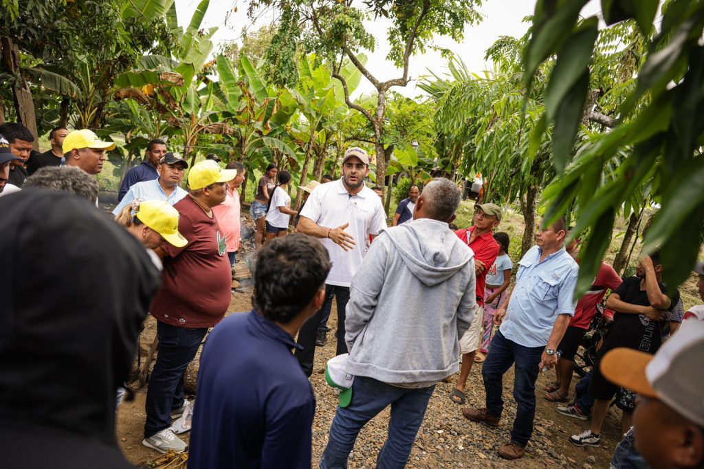 Gobernador Erasmo Zuleta entrega ayudas humanitarias y acompaña a comunidades afectadas por lluvias en Valencia