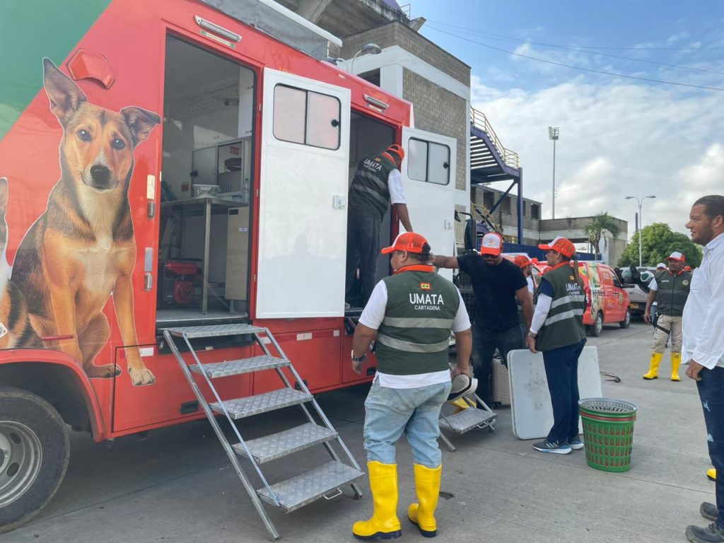 Ciudades hermanas: Ayudas de Cartagena llegaron a Montería para atender y rescatar animales domésticos y de granja afectados por las inundaciones.