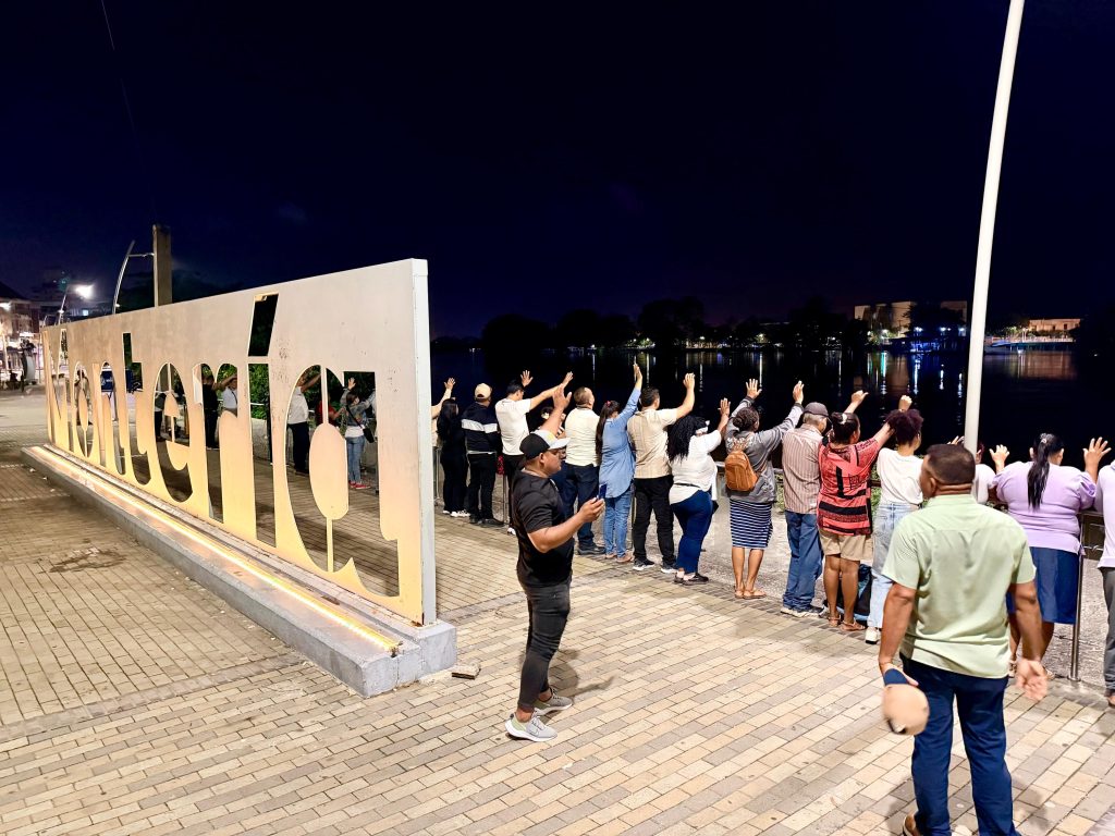 Comunidades Cristianas en Montería madrugaron de nuevo en cadena de oración por los momentos difíciles que están pasando miles de familias en este municipio y el departamento de córdoba.