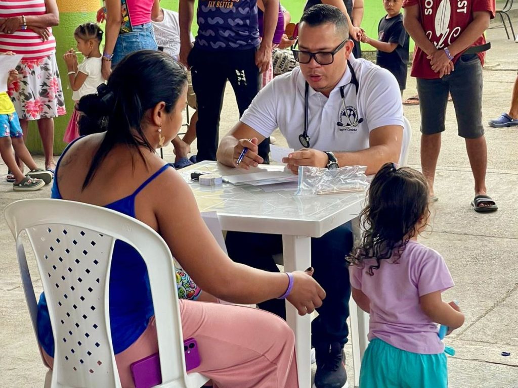 Alcaldía de Montería refuerza la atención en salud de niños y niñas: pediatras voluntarios brindan atención en alojamientos temporales.