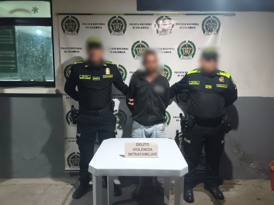 Este sujeto sin alma le pegaba a su mamá y fue capturado.